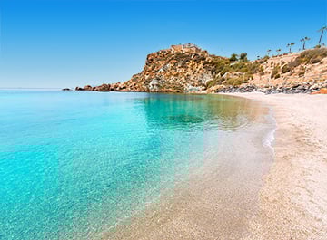 يشبه شاطئ كالا كورتينا الجنة بالقرب من وسط المدينة.