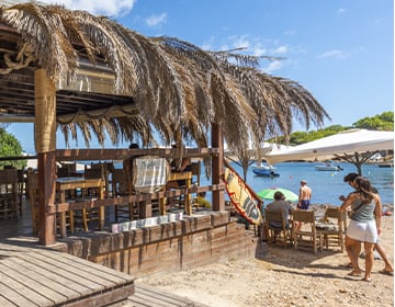 Chiringuito vs. Strandrestaurant in Spanien: Was ist der Unterschied? Chiringuito vs. Strandrestaurant in Spanien: Was ist der Unterschied?