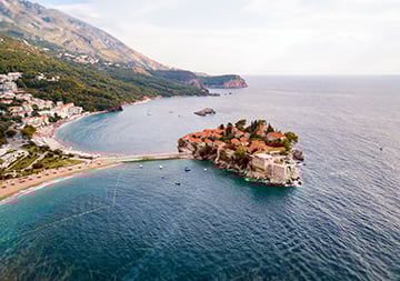 أصبحت بودفا في الجبل الأسود وجهة ناشئة لمشتري العقارات. استكشف المشروع الأكثر حصرية في بودفا: فندق وإقامة ريفييرا فايف ستار.