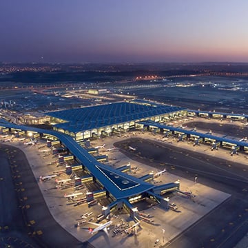 يتصدّر مطار إسطنبول المشهد الأوروبي من حيث عدد الرحلات اليومية والنمو القوي، مدفوعًا بأداء الخطوط الجوية التركية والتوسّع المستمر في شبكة الربط الجوي العالمية. يتصدّر مطار إسطنبول المشهد الأوروبي من حيث عدد الرحلات اليومية والنمو القوي، مدفوعًا بأداء الخطوط الجوية التركية والتوسّع المستمر في شبكة الربط الجوي العالمية.