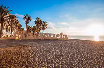 يتمتع شاطئ Playa De La Malagueta بأجواء ملونة بالقرب من وسط مدينة مالقة.