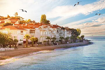 Étant la plus proche d'Istanbul, Kınalıada est la plus petite des îles des Princes Étant la plus proche d'Istanbul, Kınalıada est la plus petite des îles des Princes