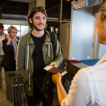 يقوم نظام الدخول/الخروج للاتحاد الأوروبي بتسجيل المسافرين من خارج الاتحاد الأوروبي، يسرع عمليات العبور، يمنع البقاء غير القانوني، ويعزز الأمن في 29 دولة أوروبي