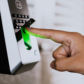 يقوم نظام الدخول/الخروج للاتحاد الأوروبي بتسجيل المسافرين من خارج الاتحاد الأوروبي، يسرع عمليات العبور، يمنع البقاء غير القانوني، ويعزز الأمن في 29 دولة أوروبي