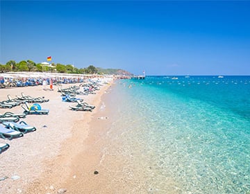 Een ontspannend strand met kristalhelder water in Kemer Antalya