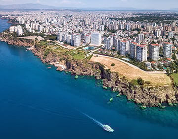 Panoramisch uitzicht op zee in het centrum van Antalya Panoramisch uitzicht op zee in het centrum van Antalya