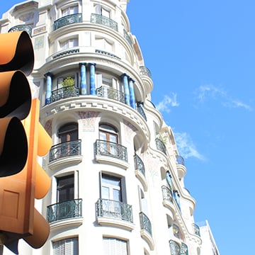 سجّل سوق الإسكان في إسبانيا أسعارًا قياسية في عام 2025. اكتشف توقعات عام 2026، وأسعار العقارات، وفرص الاستثمار، وأفضل المناطق للاستثمار في إسبانيا.