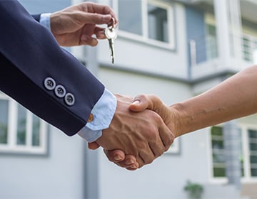 Un agent immobilier vend une maison et serre la main de l'acheteur Un agent immobilier vend une maison et serre la main de l'acheteur