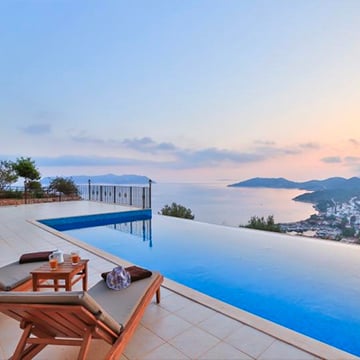 vue sur la côte depuis un balcon avec piscine