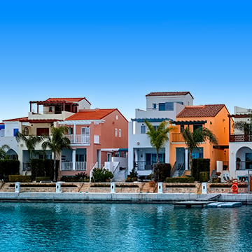 houses and villas right next to the sea