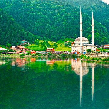 Trabzon Uzungöl'ün yanında arkaplanda ağaçların olduğu bir camii
