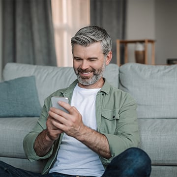 homme âgé avec barbe tapant sur smartphone homme âgé avec barbe tapant sur smartphone