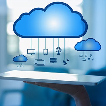 une main tenant une tablette pendant qu'un nuage de données flotte au-dessus une main tenant une tablette pendant qu'un nuage de données flotte au-dessus