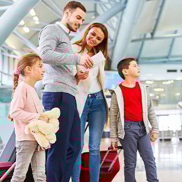 Gezin op een luchthaven Gezin op een luchthaven