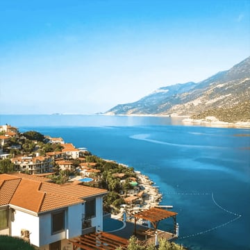 Akdeniz’de dağ manzaralı lüks yazlık villalar ve huzulru atmosferi ile Antalya Kaş Türkiye’de yazlık almak için ideal.