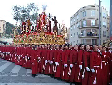 des événements colorés, notamment des parades avec des pasos et des marches des événements colorés, notamment des parades avec des pasos et des marches