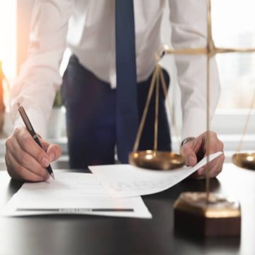 Мужчина пишет письмо Мужчина пишет письмо