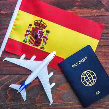 Испанский флаг с паспортом и моделью самолета