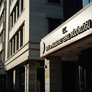 تعرّف على كيفية انتقال ملكية العقارات في تركيا إلى الأجانب عن طريق الميراث، بما في ذلك الورثة القانونيون، والوصايا، وضريبة الميراث، والمستندات المطلوبة.