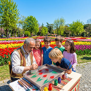 İstanbul Lale Festivali kültürel etkinlikler ve açık hava aktivitelerini de içerir