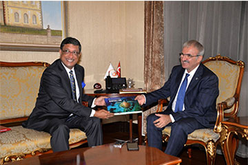 l'Ambassadeur de l’Inde Sanjay Bhattcharyy et du Gouverneur d'Antalya, Münir Karaloğlu