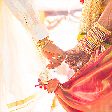 hintli çift el ele tutuşuyor