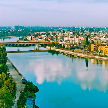 pont au-dessus du lac avec vue sur la ville