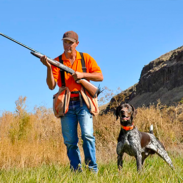 un chasseur et un chien