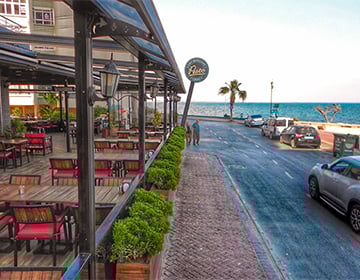 Mersin'de deniz manzaralı kafe
