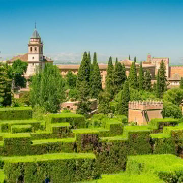 Castillo y jardines de la Alhambra en Granada Castillo y jardines de la Alhambra en Granada