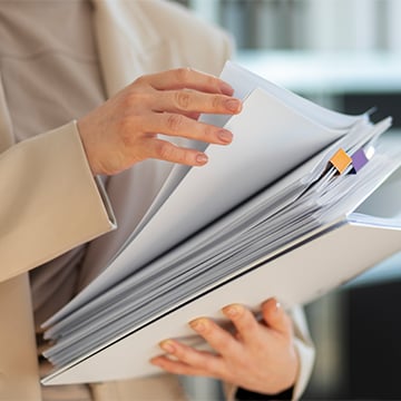 Mujer en traje con documentos Mujer en traje con documentos