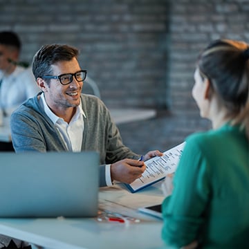 hombre de negocios hablando con su colega hombre de negocios hablando con su colega