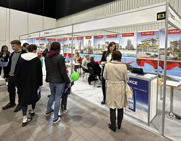 Bir gayrimenkul sergisindeki ziyaretçiler Bir gayrimenkul sergisindeki ziyaretçiler