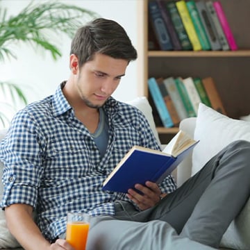 portakal suyu içerek kitap okuyan bir adam portakal suyu içerek kitap okuyan bir adam