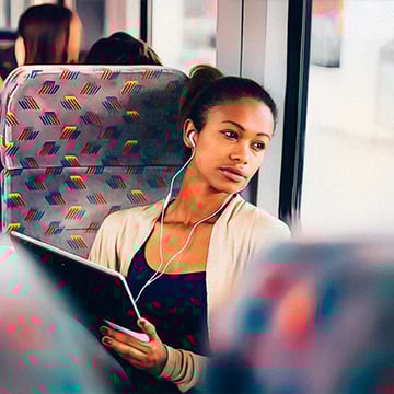 otobüs camından dışarı bakarak seyahat eden bir kadın otobüs camından dışarı bakarak seyahat eden bir kadın